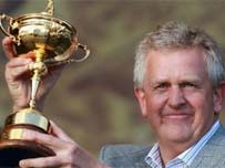 Colin Montgomerie gyda Chwpan Ryder