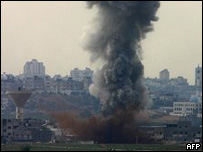 Fumaça após ataques em Gaza