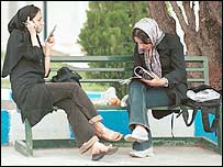 دختری در حال تماس تلفنی