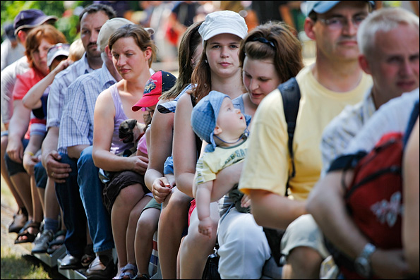 Люди катаются на игрушечном паровозе