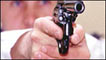 Homem apontando arma