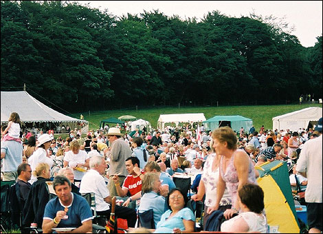 The crowds tuck into their picnics...