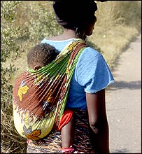 Mulher com filho no Zimbábue