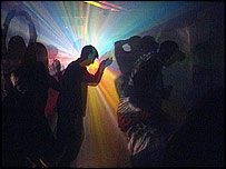 جوانان در حال رقص