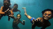 Plant y Bajau Laut yn nofio tanddwr mewn gogls pren © Timothy Allen