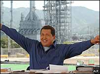 Hugo Chavez pranë një rafinerie