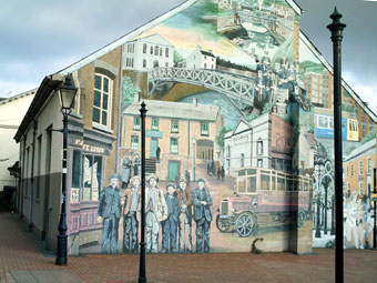 Murlun ar gefn capel y Bedyddwyr.