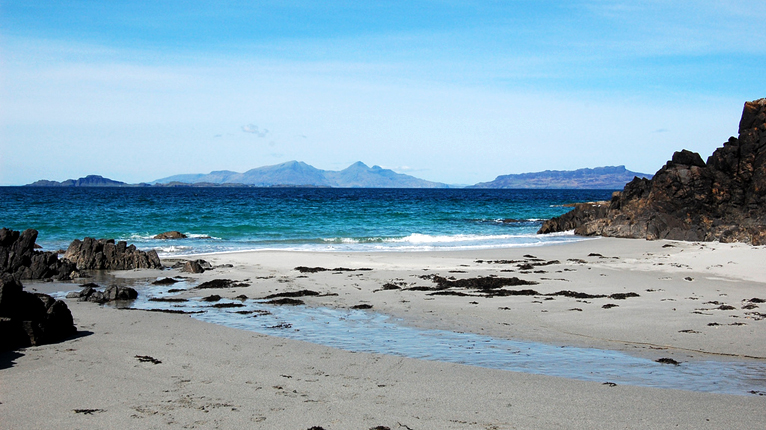 An costa a tuath Àird nam Murchan, a' coimhead tarsainn gu na h-Eileanan Beaga