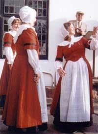 Dawnswyr mewn digwyddiad i lansio Cymdeithas Gwenynen Gwent fis Hydref