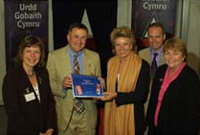 CYFLWYNO DOGFEN YMCHWIL A MARCHNATA IEITHOEDD BYCHAN VIVIANE REDING COMISIYNYDD ADDYSG A DIWYLLIANT EWROP GYDA RHODRI WILLIAMS JIM O'ROUKE JANE HUTT A JENNY RANDERSON