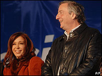 O presidente Néstor Kirchner e a esposa, a senadora Cristina Kirchner (arquivo)
