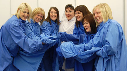 Chwe aelod Perlais a'u harweinydd