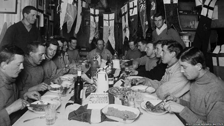 Capten Scott, Edgar Evans (ail o'r dde i Scott) a'r criw