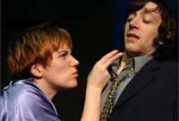 Tammi Gwyn a Rhodri Meilyr yn actio yn Ar y Lein (Bara Caws)