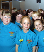 Rhai o aelodau Ysgol Gerdd Ceredigion ar &ocirc;l ennill ar y c&ocirc;r ieuenctid dan 25