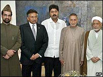 پرويز مشرف در کنار رهبران جدايی طلب کشمير