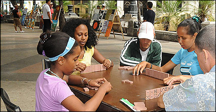 Cubanos jugando dominó en una calle. Foto: Raquel Pérez