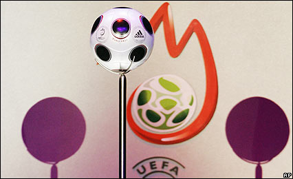El balón oficial de la Eurocopa 2008 y el logo del torneo.