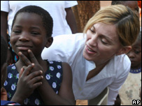 Madonna tại một trại trẻ ở Malawi