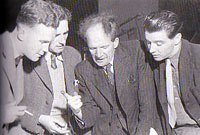 Triawd y Coleg (Cledwyn Jones, Meredydd Evans, Robin Williams) gyda Sam Jones (canol)