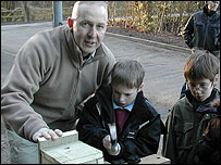 Junior rangers get busy making bordboxes with Senior Ranger Paul