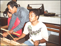 Marsius sedang mengajar praktek musik Batak Toba di USU