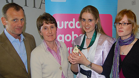 Manon, ei mam a'i thad, Dewi a Valmai Hughes a'i chwaer, Eleri