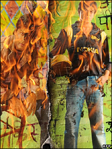 Shah Rukh Khan's poster being burnt by Shiv Sena supporters