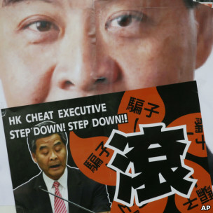 香港泛民主派支持者在立法会门外展示要求梁振英下台的标语牌（9/1/2013）