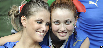 El colorido de las aficiones acompañó la fiesta del fútbol