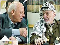 Ahmed Korei (à esq.) e Yasser Arafat