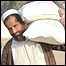 مرد افغان در حال حمل گندم