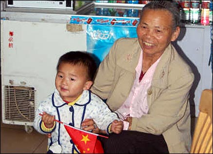 Kunming family watching the opening ceremony of the Beijing Olympic Games