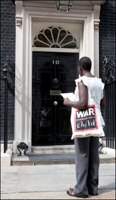 Juliet delivers a letter to the British Prime Minister. 