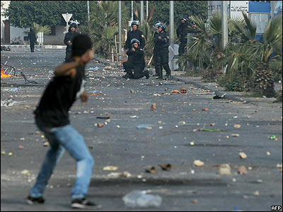 Un manifestante en Túnez se enfrenta a la policía