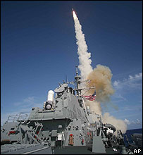 Mìssil é lançado de navio de combate americano no Pacífico