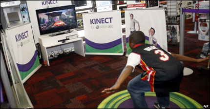 Un niño juega con Kinect