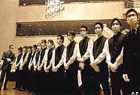 Paratoi i weini byrddau mewn ty bwyta yn Hong Kong