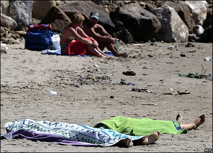 Los cuerpos de Cristina y Violeta en la playa de Torregaveta