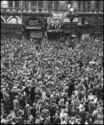 VE Day crowds