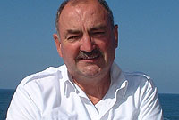 Y cyn forwr, Gwyn Pritchard.