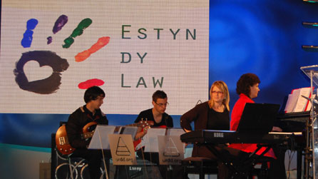 Estyn dy law