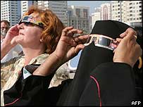 Mulheres muçulmanas assistem a um eclipse em Dubai, na Arábia Saudita