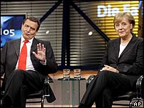 O primeiro-ministro da Alemanha, Gerhard Schröder, e a principal candidata da oposição, Angela Merkel 