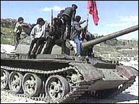 Qytetarët e indinjuar sulmojnë bazat ushtarake, grabisin armë, madje edhe tank