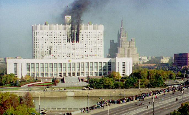 मॉस्को में संसद पर धावा बोलती बाग़ी सेना (तस्वीर-एपी)