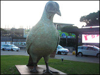 A Pigeon statue in Pisa
