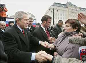 Americký prezident Bush se zdraví s lidmi v Bratislavě
