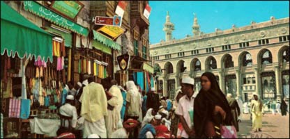 حجاج هنگام خريد هدايا برای دوستان شان