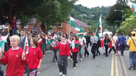 Hywel Gwynfryn yn darlledu'n fyw o Eisteddfod Llangollen